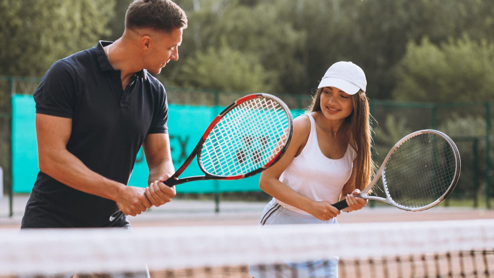 Junges Paar spielt Tennis im Strandhotel Fischland