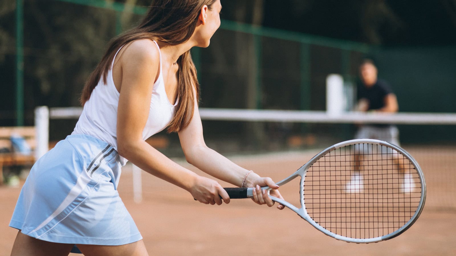 Junge Frau beim Tennisspielen im Strandhotel Fischland