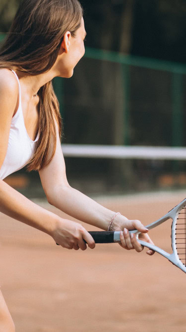 Junge Frau beim Tennisspielen im Strandhotel Fischland