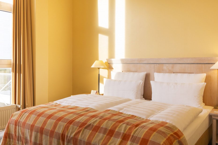 Doppelbett in der Meerblick-Suite im Strandhotel Fischland