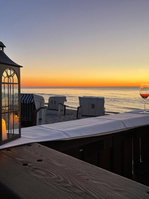 Strandbude des Strandhotel Fischlands bei Sonnenuntergang