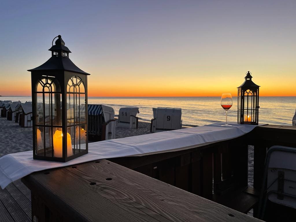 Strandbude des Strandhotel Fischlands bei Sonnenuntergang