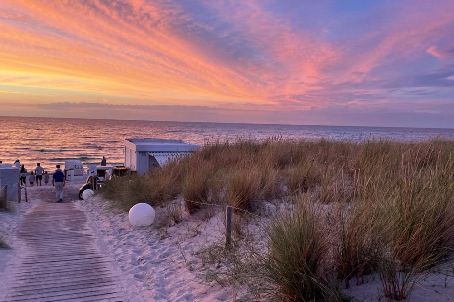 Strandbude des Strandhotel Fischlands im Sonnenuntergang