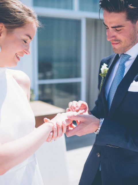 Brautpaar beim Ringwechsel im Strandhotel Fischland