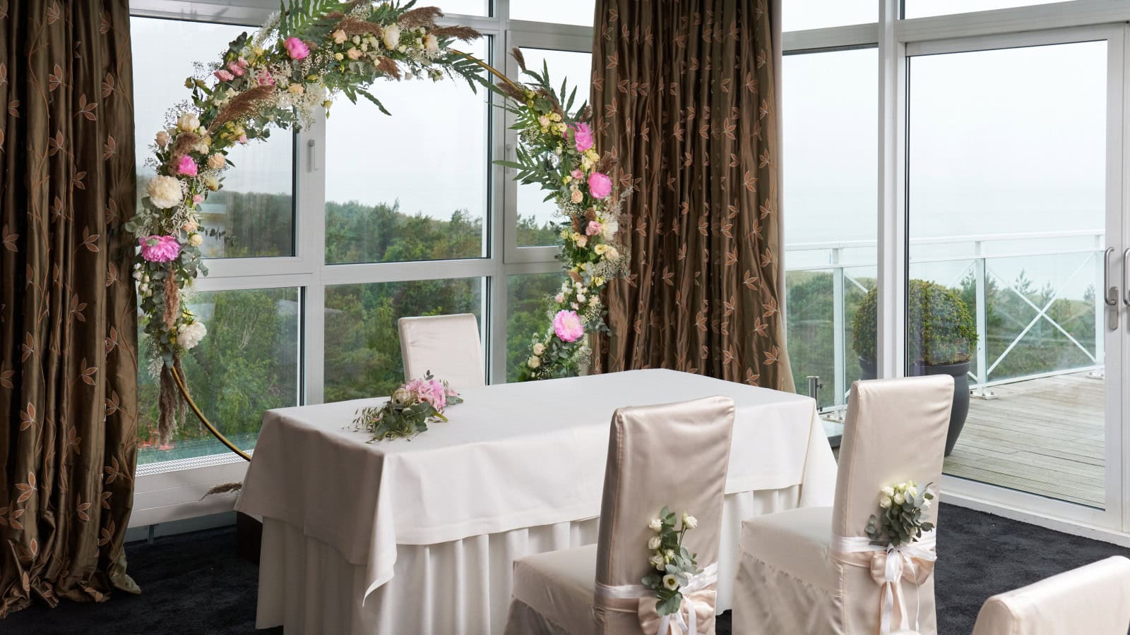 Trauzimmer und Blumenbogen im Strandhotel Fischland