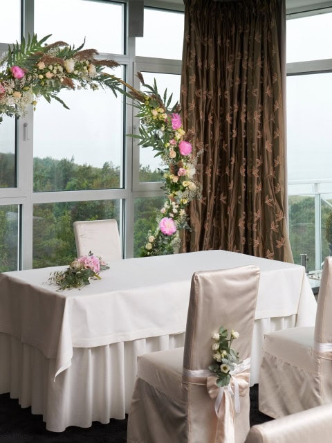 Trauzimmer und Blumenbogen im Strandhotel Fischland