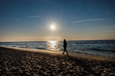 Spaziergänger am Strand der Ostsee beim Strandhotel Dünenmeer