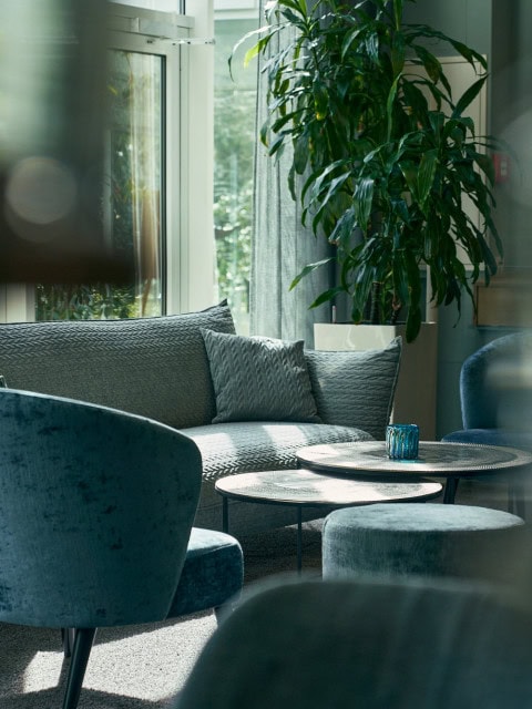 Sitzmöglichkeiten mit Sofa und Sesseln in der Lobby des Strandhotel Fischlands