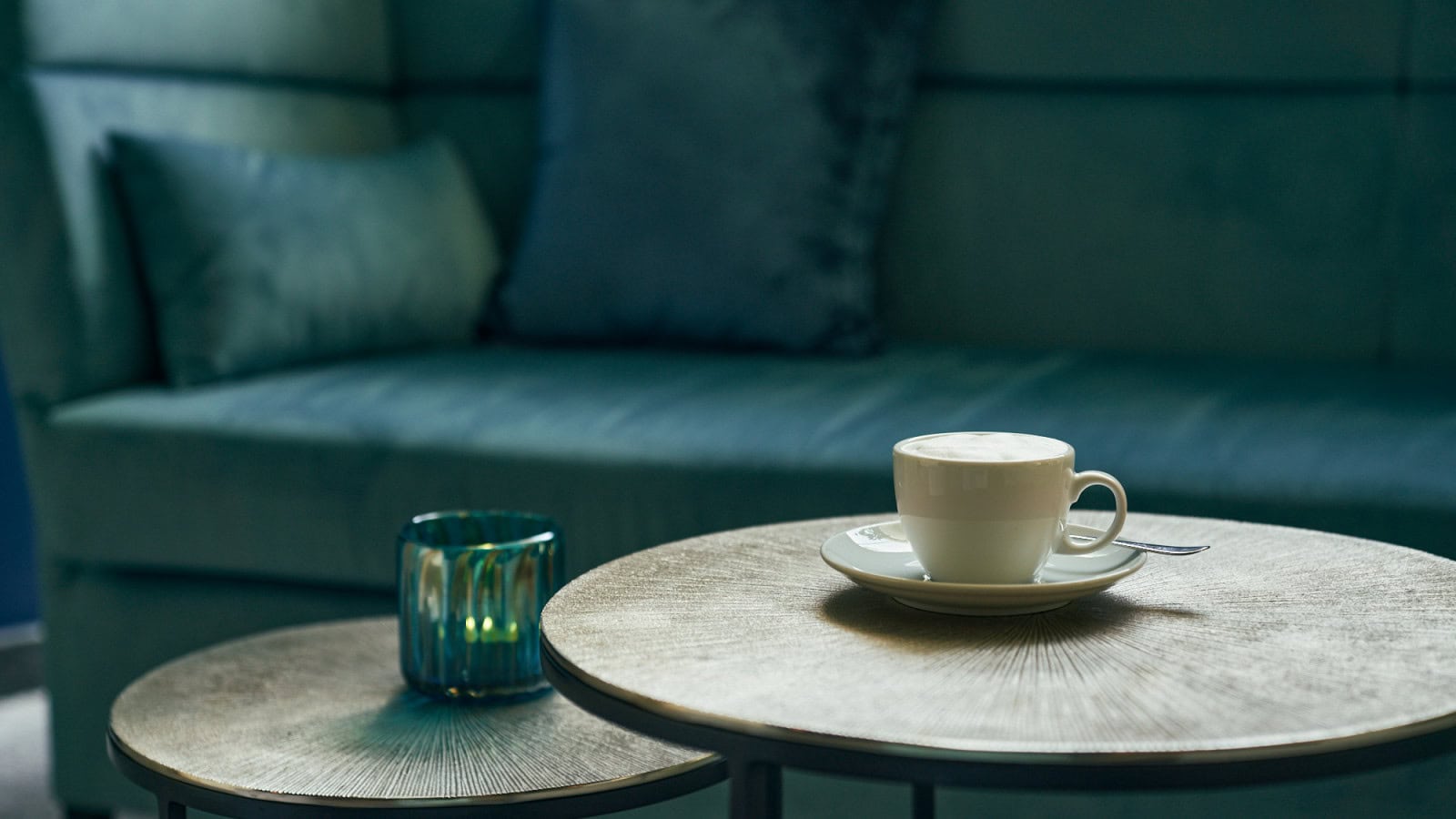 Tasse Kaffee in der Lobby des Strandhotel Fischlands