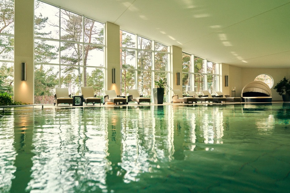 Pool mit Liegen im Strandhotel Fischland