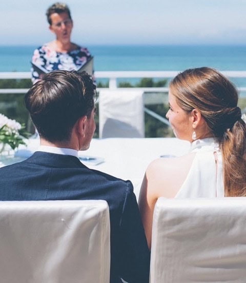 Brautpaar bei Trauung im Strandhotel Fischland