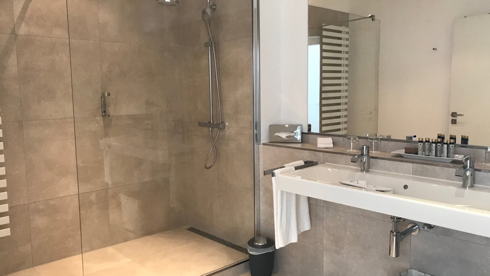 Badezimmer im Familienzimmer im Strandhotel Fischland