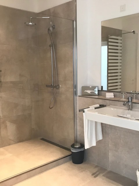 Badezimmer im Familienzimmer im Strandhotel Fischland