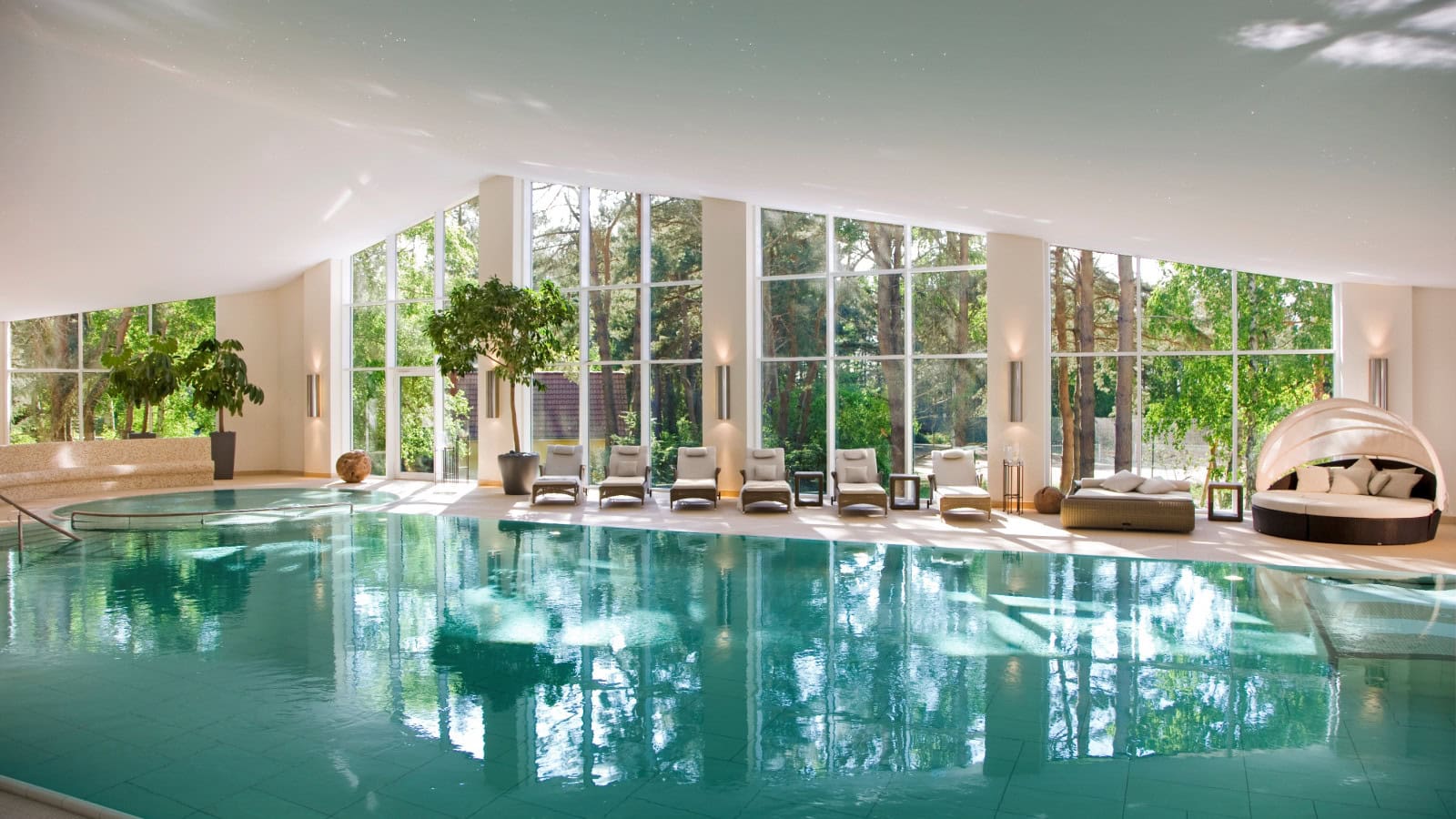 Pool mit Liegen im Strandhotel Fischland