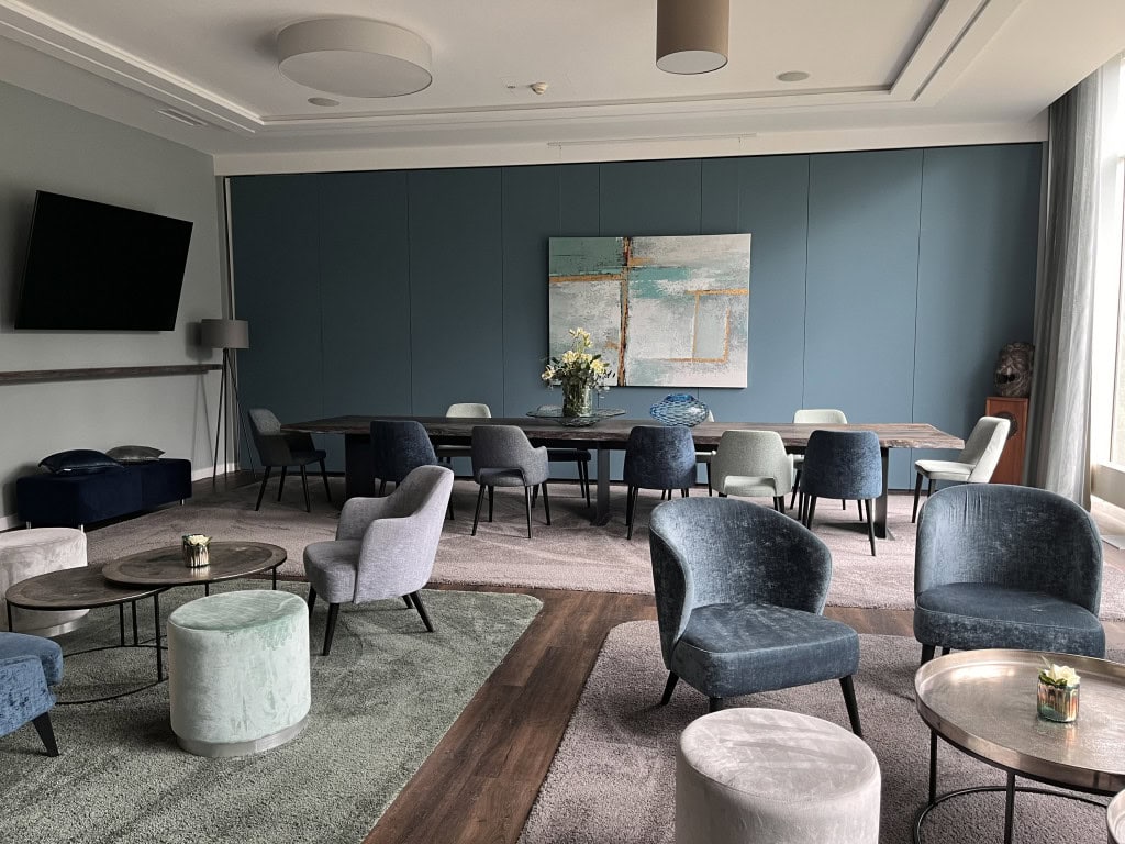 Boardingroom mit großen Tisch und Fernseher im Strandhotel Fischland