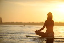 Frau macht Yoga an der Ostsee