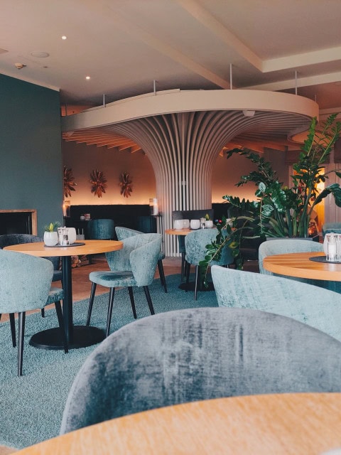 Restaurant und Bar in der Kaminlounge im Strandhotel Dünenmeer