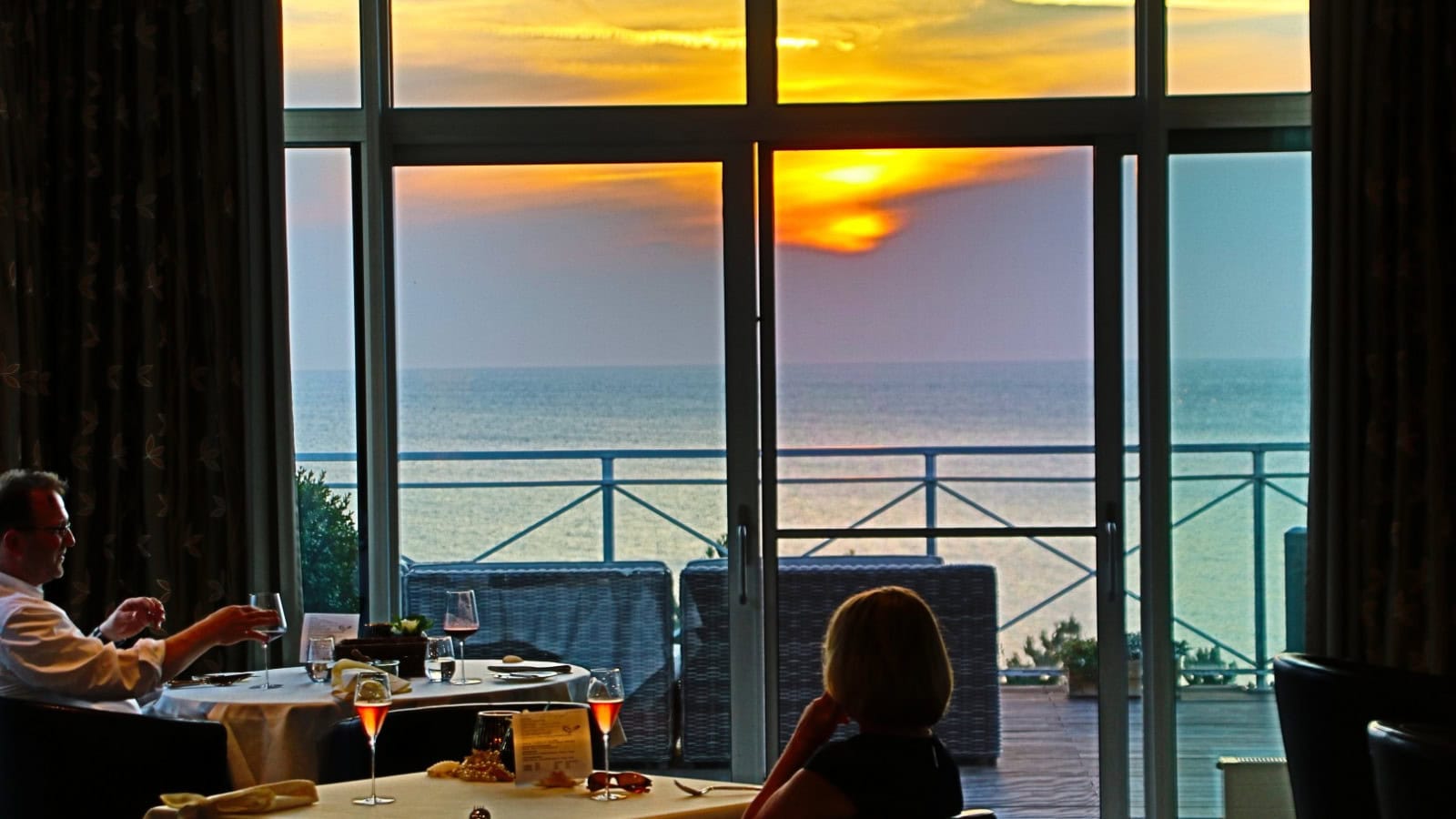 Blick auf die Ostsee bei Sonnenuntergang in der Ostseelounge im Strandhotel Fischland