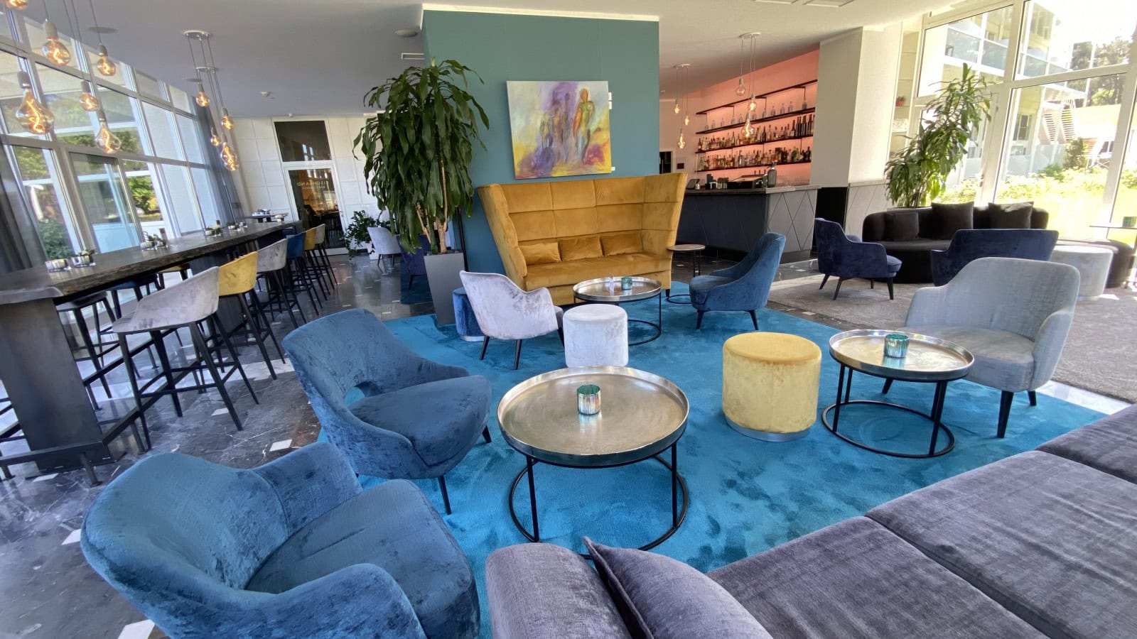 Bar mit Sesseln und Sofas im Strandhotel Fischland