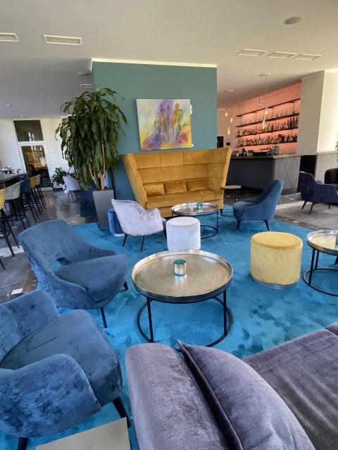 Bar mit Sesseln und Sofas im Strandhotel Fischland