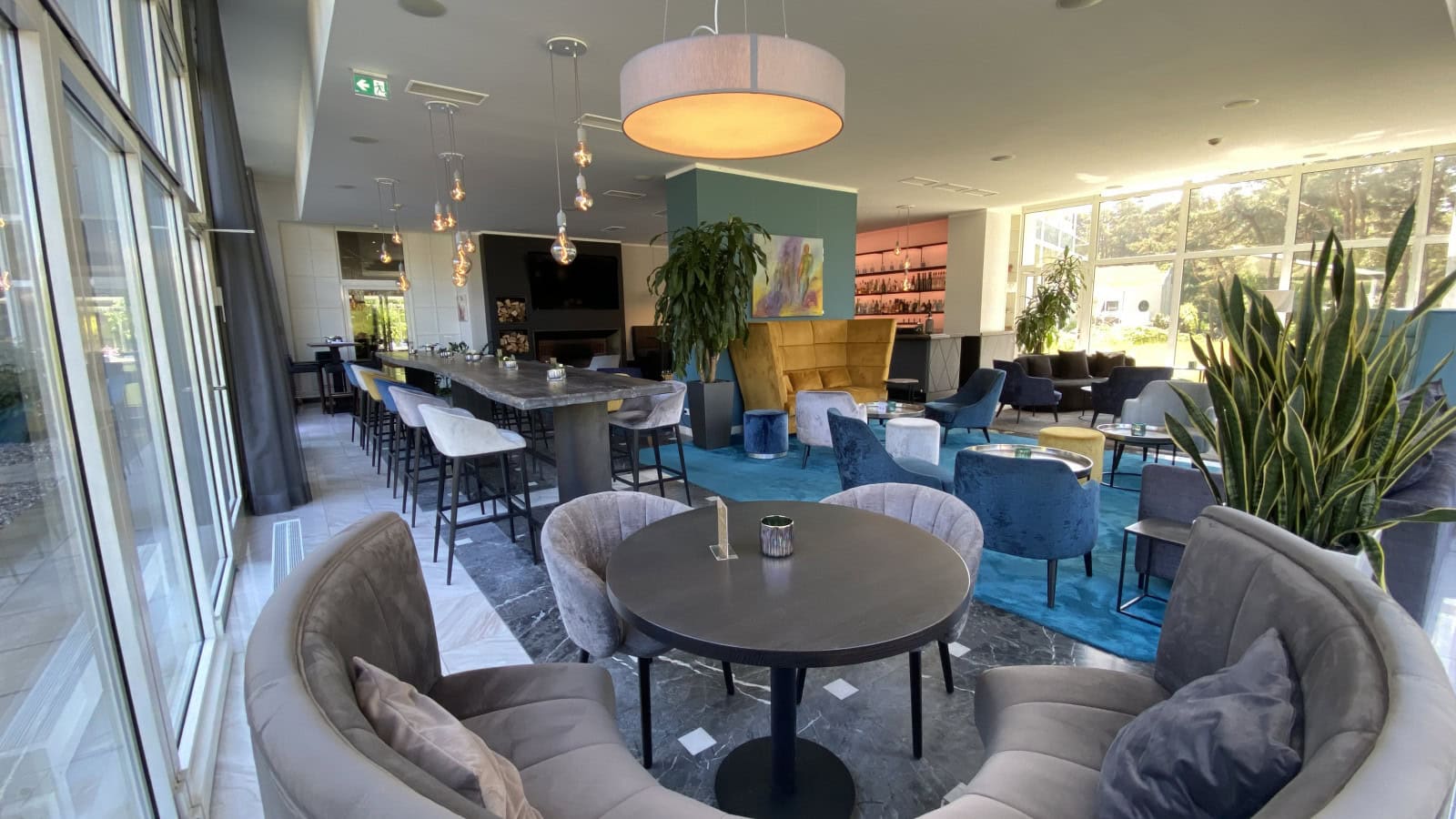 Bar mit Sesseln und Sofas im Strandhotel Fischland