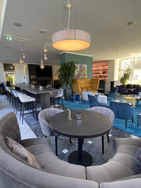 Bar mit Sesseln und Sofas im Strandhotel Fischland