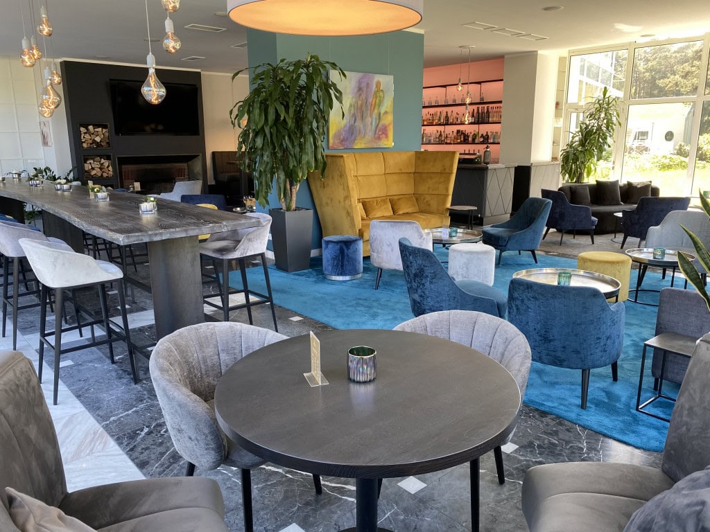 Bar mit Sesseln und Sofas im Strandhotel Fischland