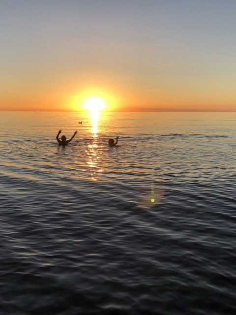 Gäste des Strandhotel Fischlands in der Ostsee bei Sonnenuntergang