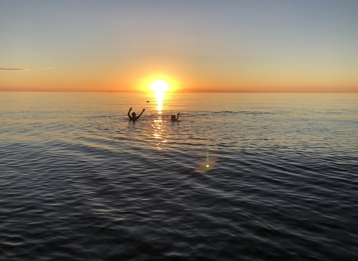 Gäste des Strandhotel Fischlands in der Ostsee bei Sonnenuntergang