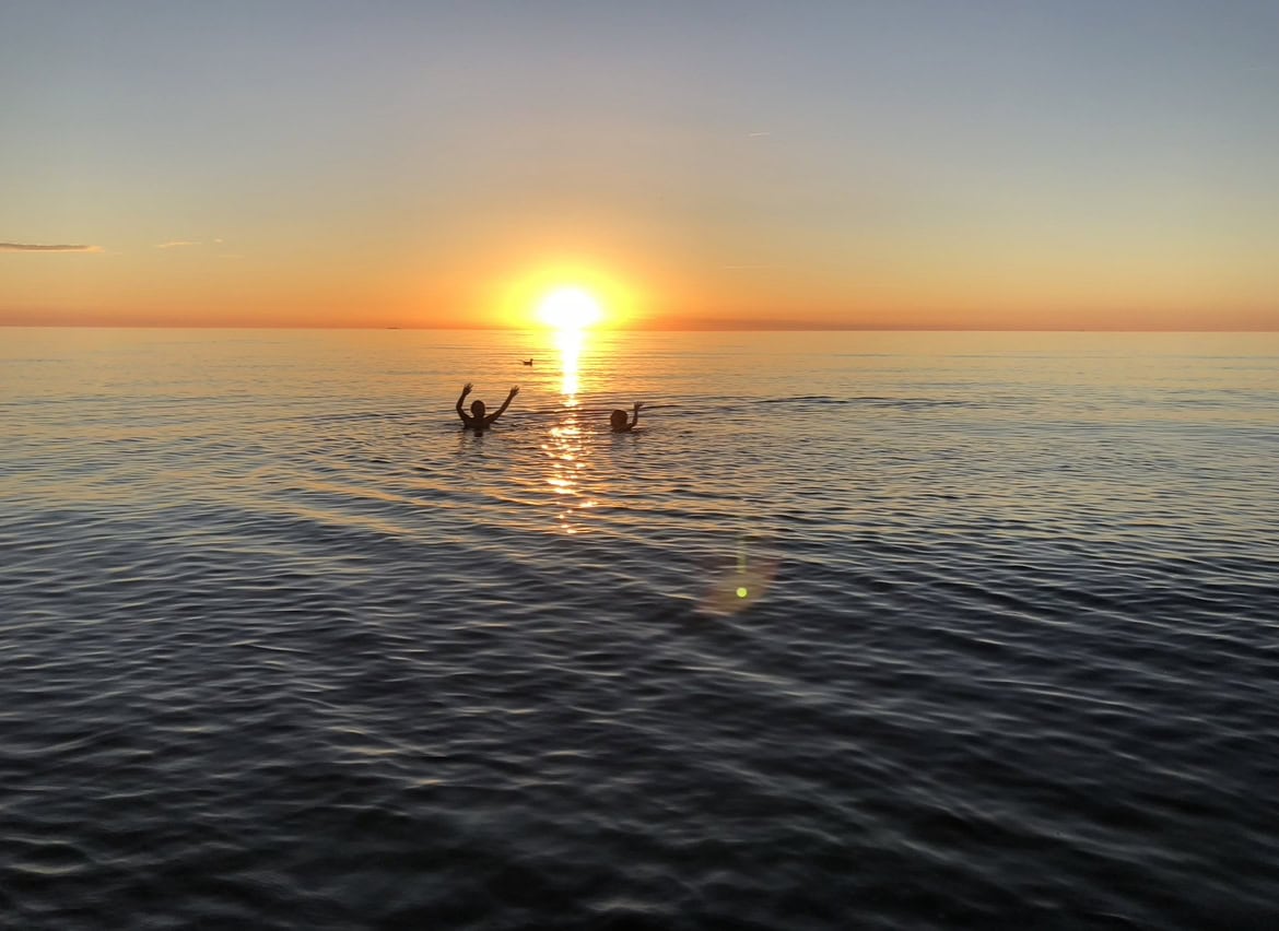 Gäste des Strandhotel Fischlands in der Ostsee bei Sonnenuntergang