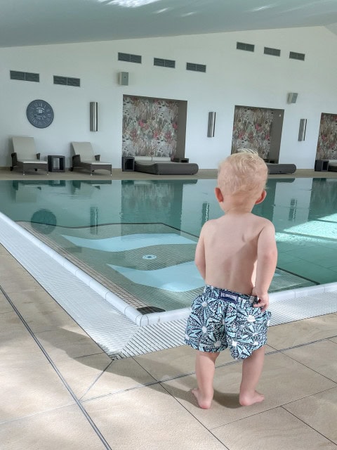 Baby am Indoorpool im Wellnessbereich des Strandhotel Fischlands