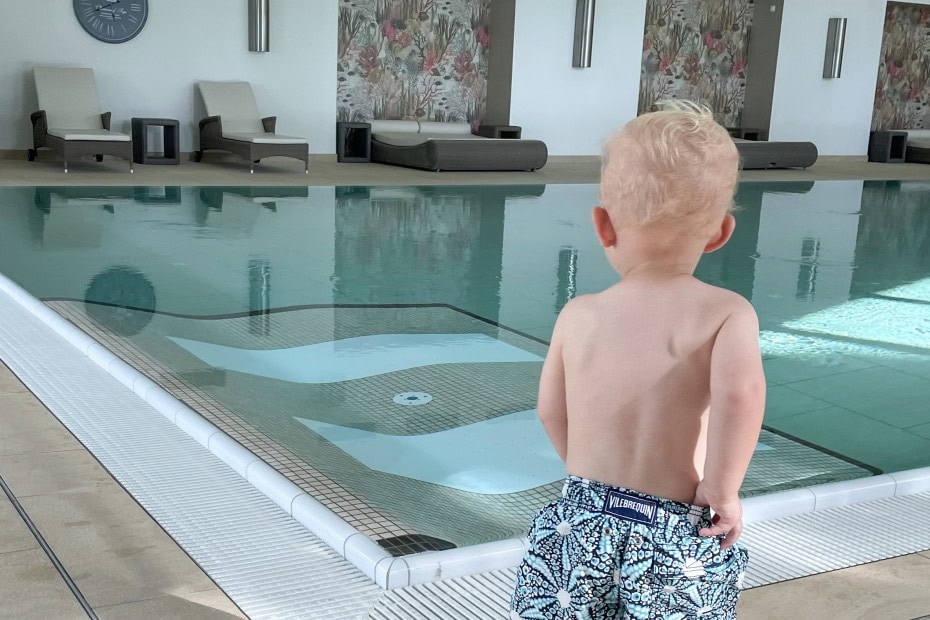 Baby am Indoorpool im Wellnessbereich des Strandhotel Fischlands