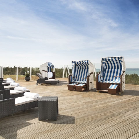 Terrasse des Strandhotel Fischlands mit Strandkörben und Liegen