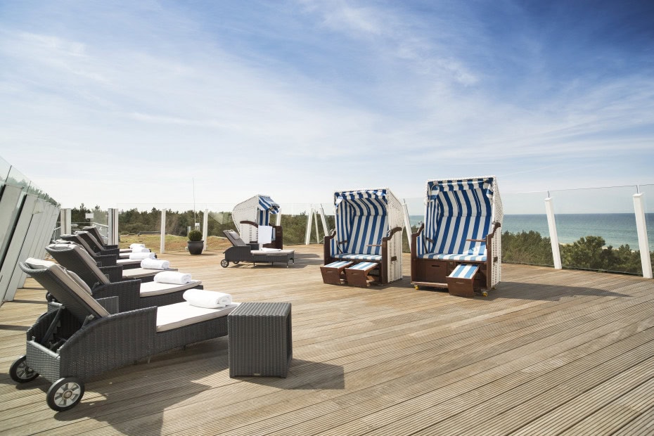 Terrasse des Strandhotel Fischlands mit Strandkörben und Liegen