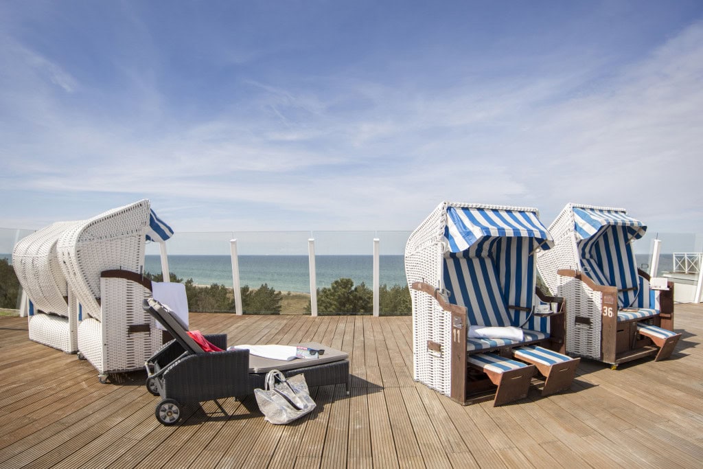 Strandkörbe und Liege auf der Terrasse des Strandhotel Fischland mit Blick auf die Ostsee