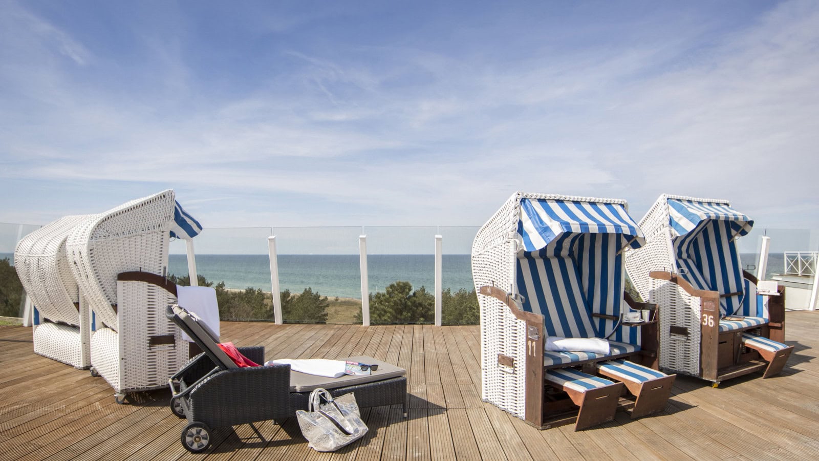 Strandkörbe und Liege auf der Terrasse des Strandhotel Fischland mit Blick auf die Ostsee