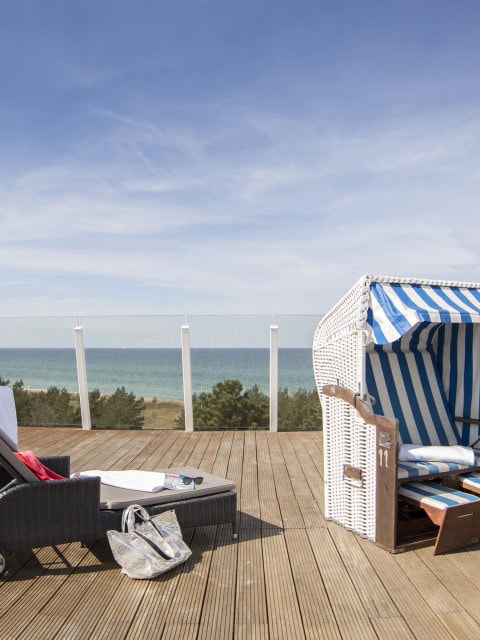 Strandkörbe und Liege auf der Terrasse des Strandhotel Fischland mit Blick auf die Ostsee