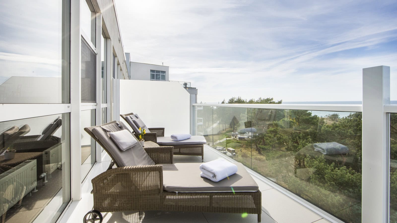 Sonnenliegen au einem Balkon im Strandhotel Fischland