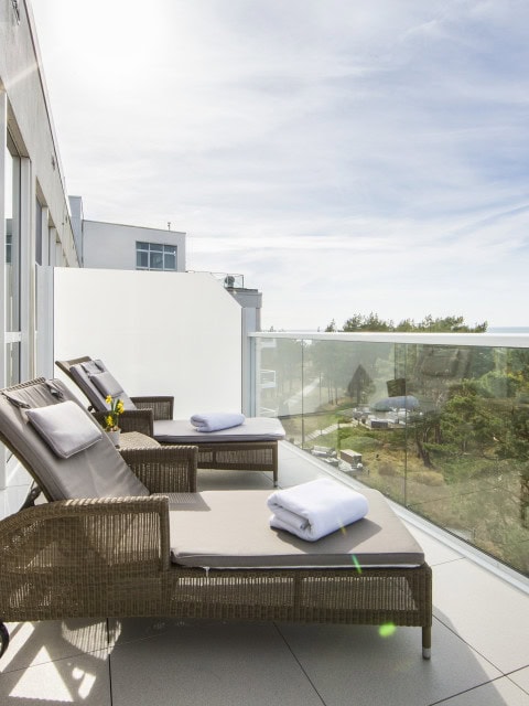 Sonnenliegen au einem Balkon im Strandhotel Fischland