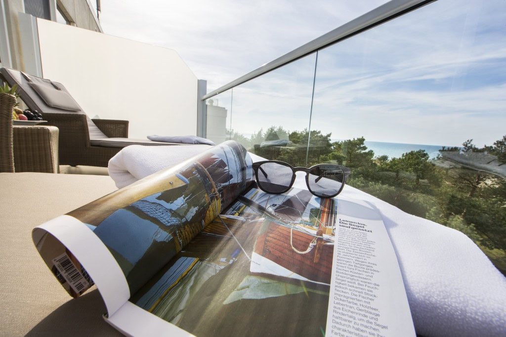 Zeitung auf der Liege auf dem Balkon im Strandhotel Fischland