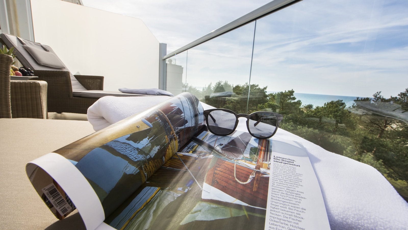 Zeitung auf der Liege auf dem Balkon im Strandhotel Fischland