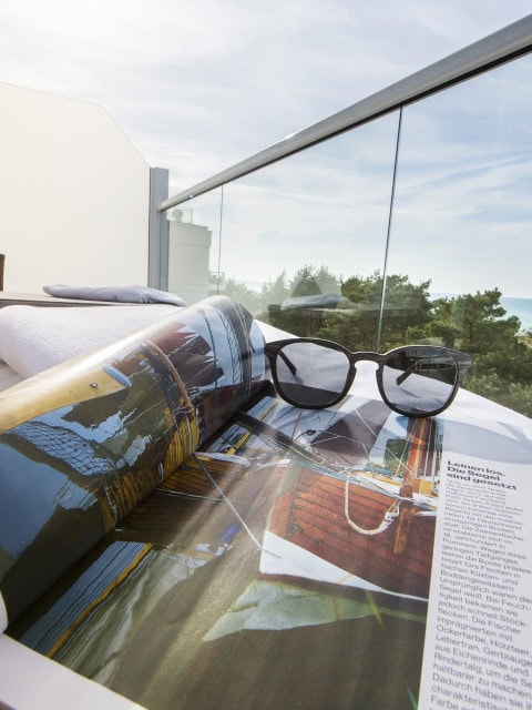 Zeitung auf der Liege auf dem Balkon im Strandhotel Fischland