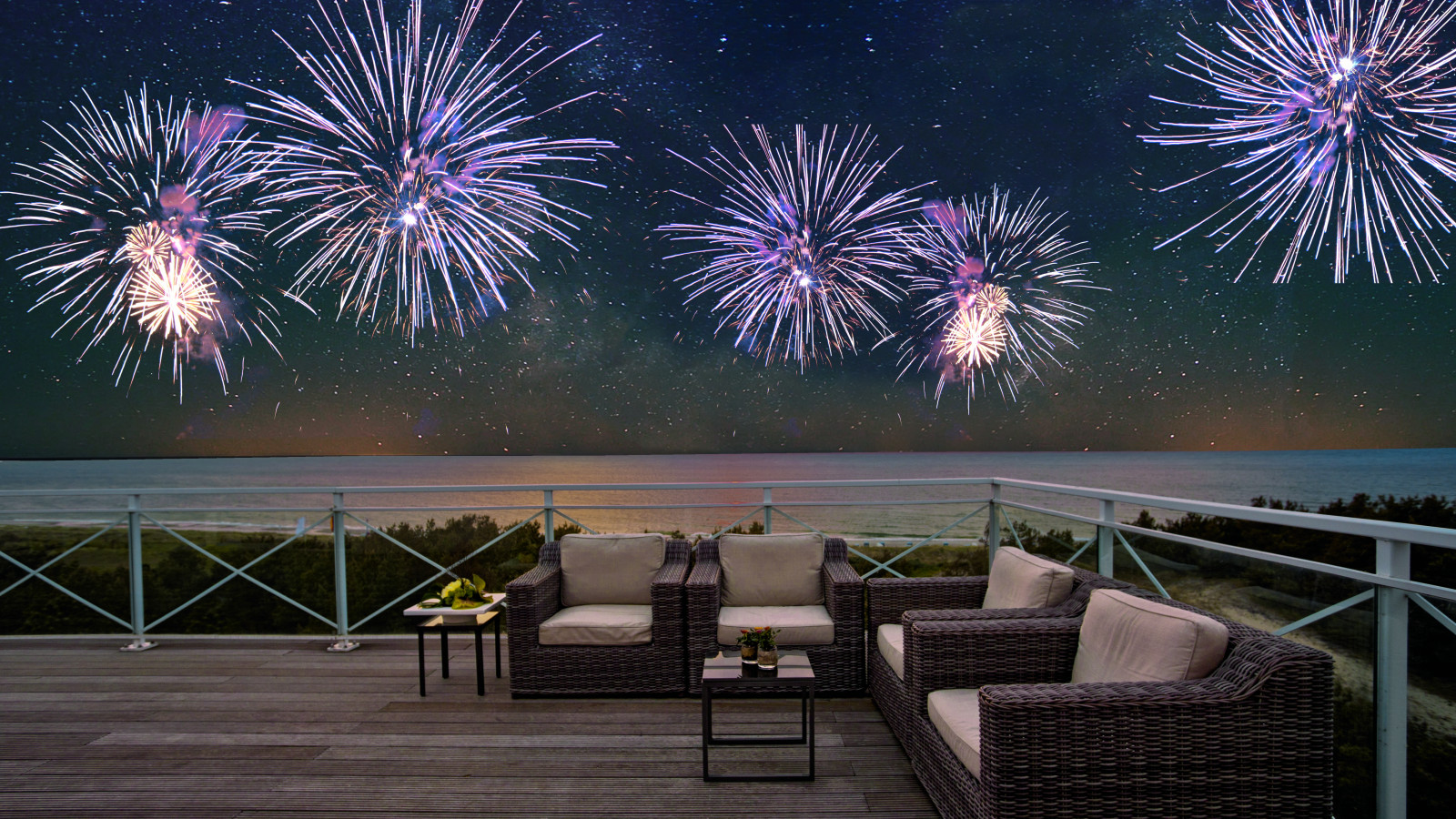 Feuerwerk über der Ostseelounge im Strandhotel Fischland