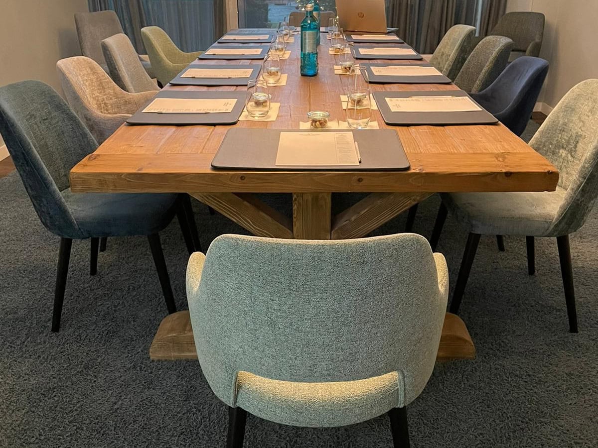 Boardingroom mit großen Tisch und Stühlen im Strandhotel Fischland