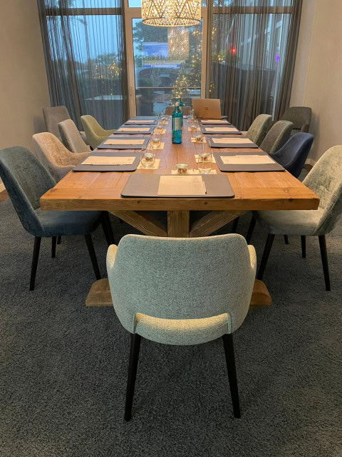 Boardingroom mit großen Tisch und Stühlen im Strandhotel Fischland