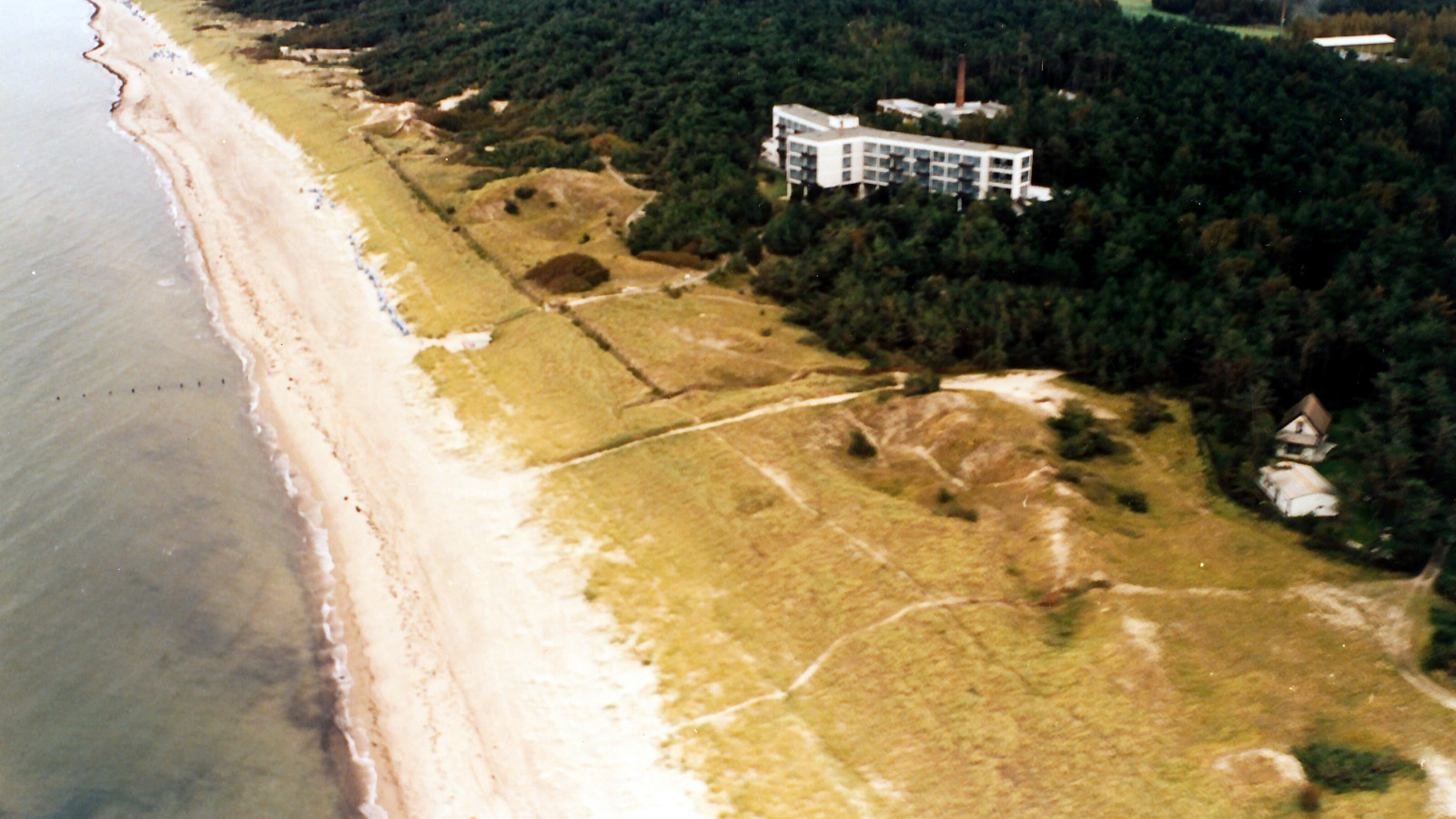Luftbild des Strandhotel Fischlands