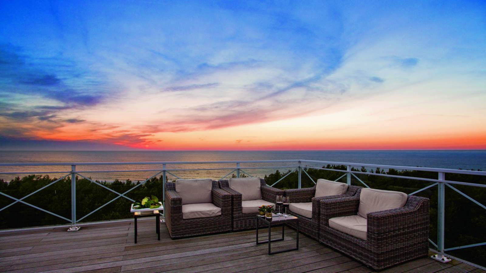 Terrasse der Ostseelounge bei Sonnenuntergang im Strandhotel Fischland