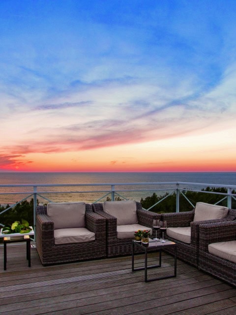 Terrasse der Ostseelounge bei Sonnenuntergang im Strandhotel Fischland