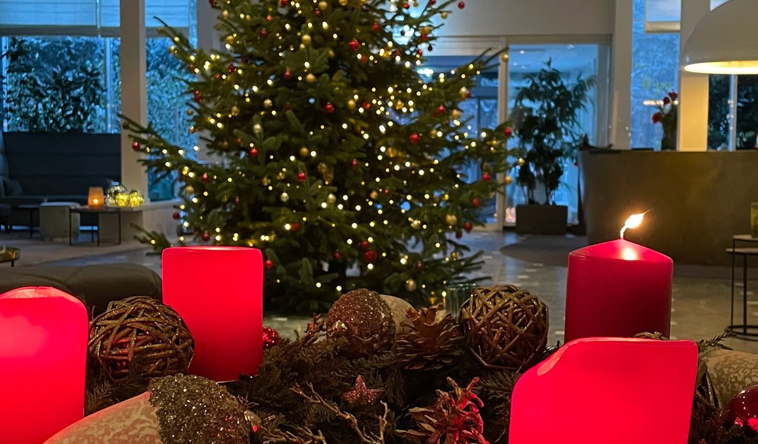 Adventskranz und Weihnachtsbaum im Strandhotel Fischland