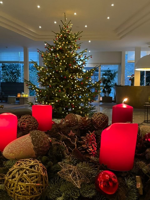 Adventskranz und Weihnachtsbaum im Strandhotel Fischland